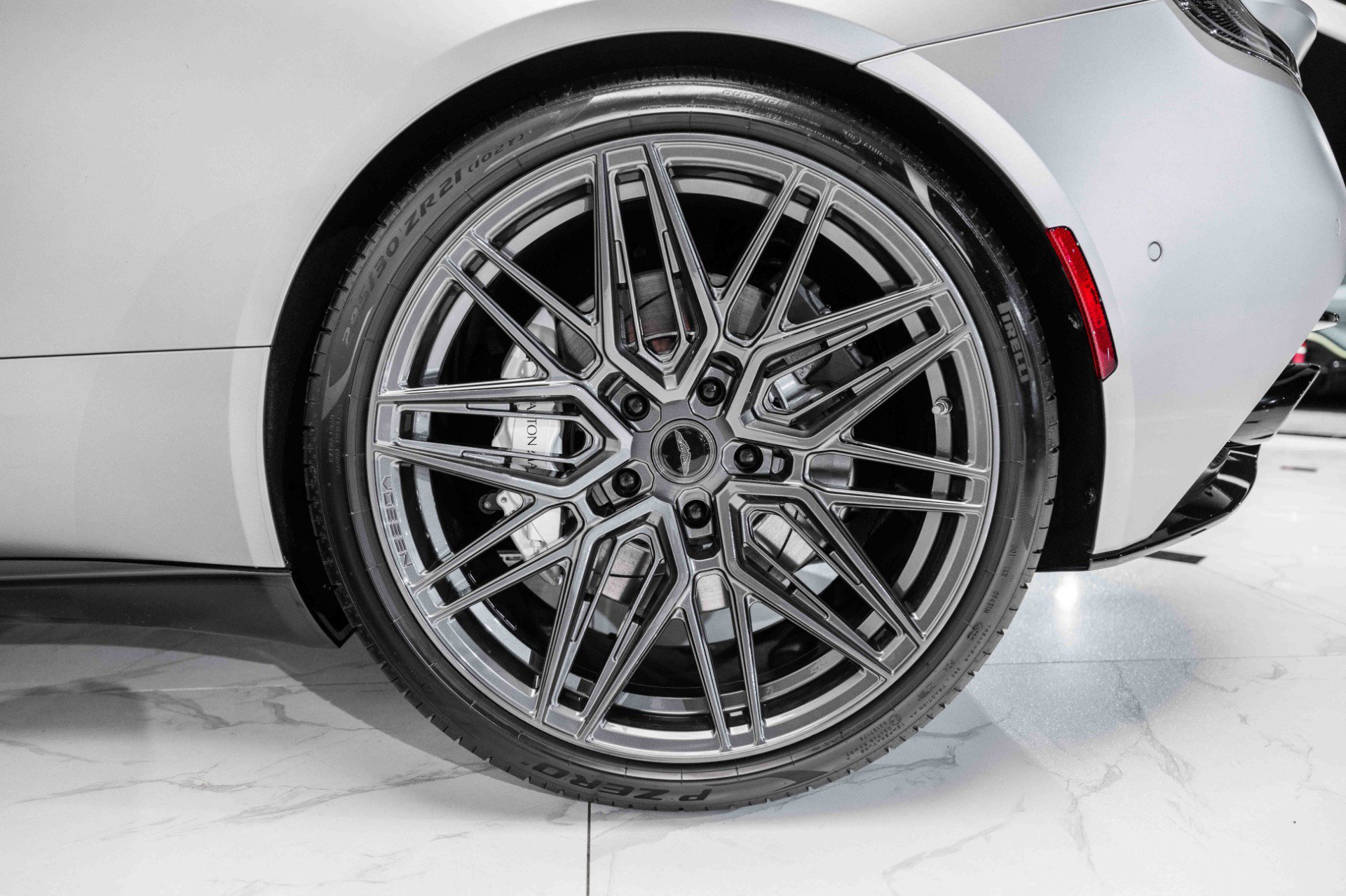 Used 2023 Aston Martin DB11 Coupe image 33