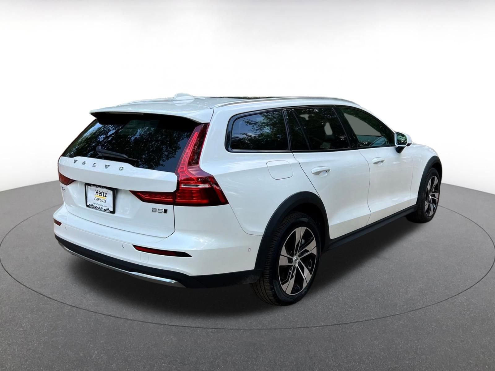 Used 2025 Volvo V60 B5 Cross Country Plus image 7