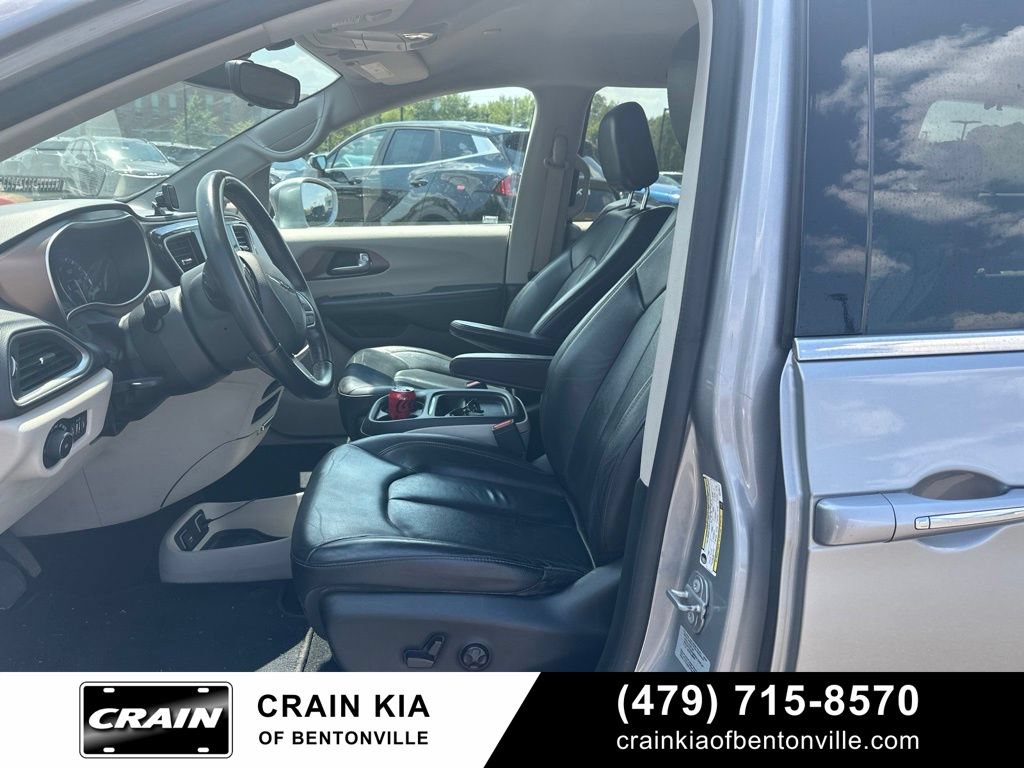 Used 2017 Chrysler Pacifica Touring-L FWD image 12