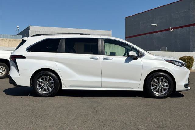 Certified 2023 Toyota Sienna XLE FWD image 6