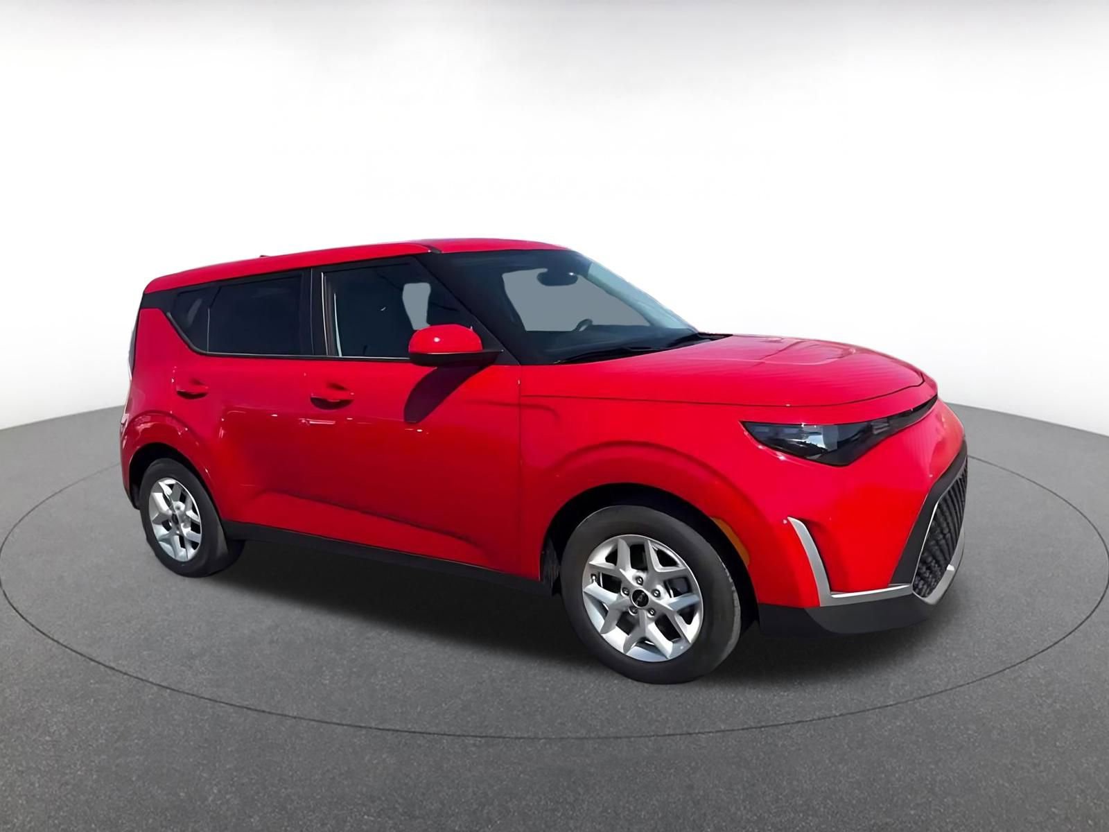 Used 2025 Kia Soul LX w/ LX Technology Package FWD image 2