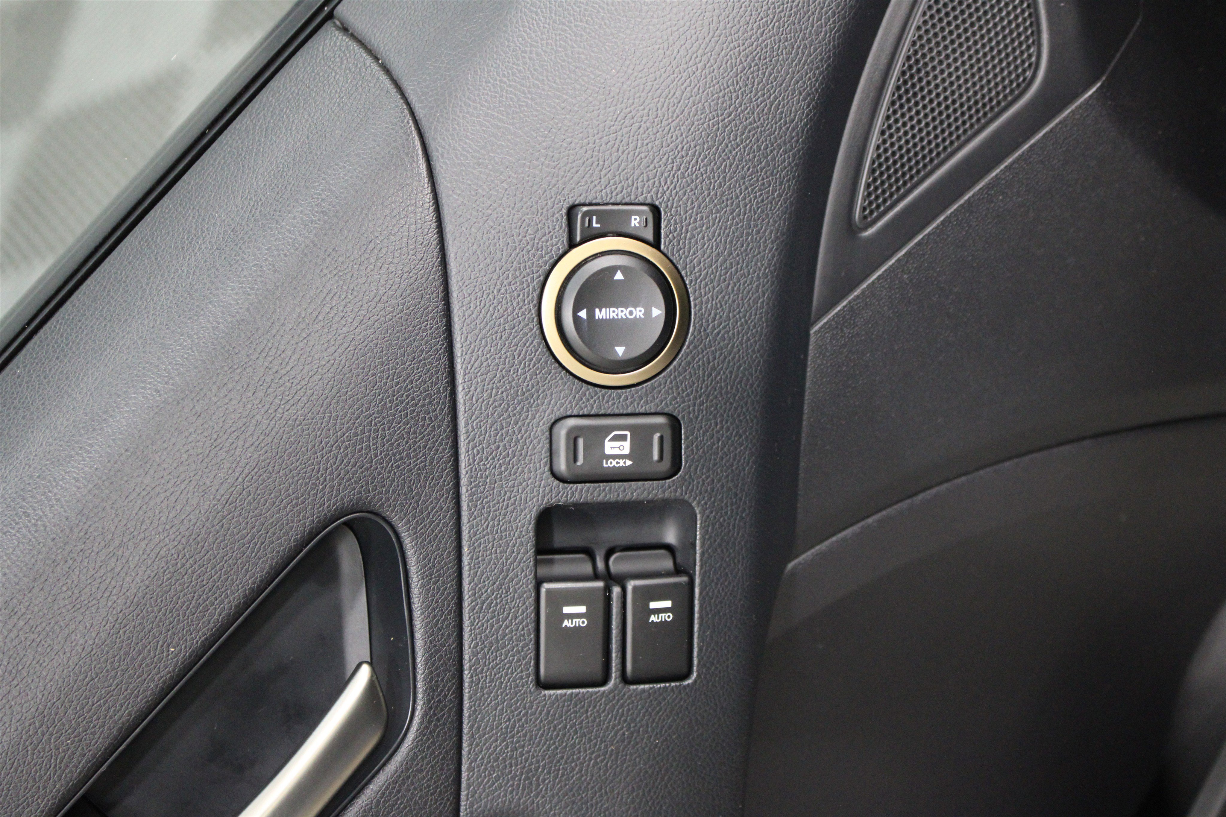 Used 2015 Hyundai Genesis 3.8 RWD image 8