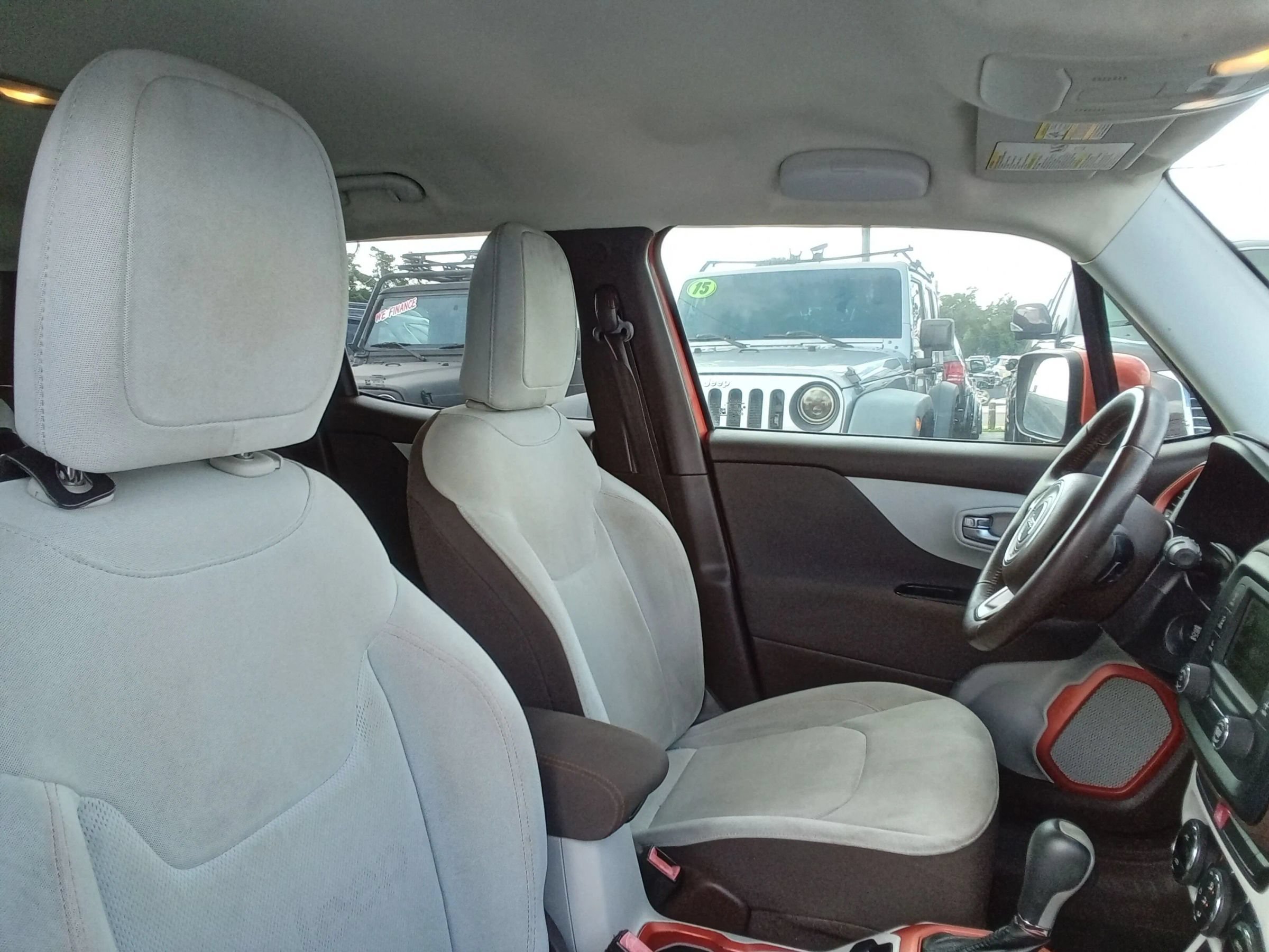 Used 2015 Jeep Renegade Latitude w/ Popular Equipment Group FWD image 20
