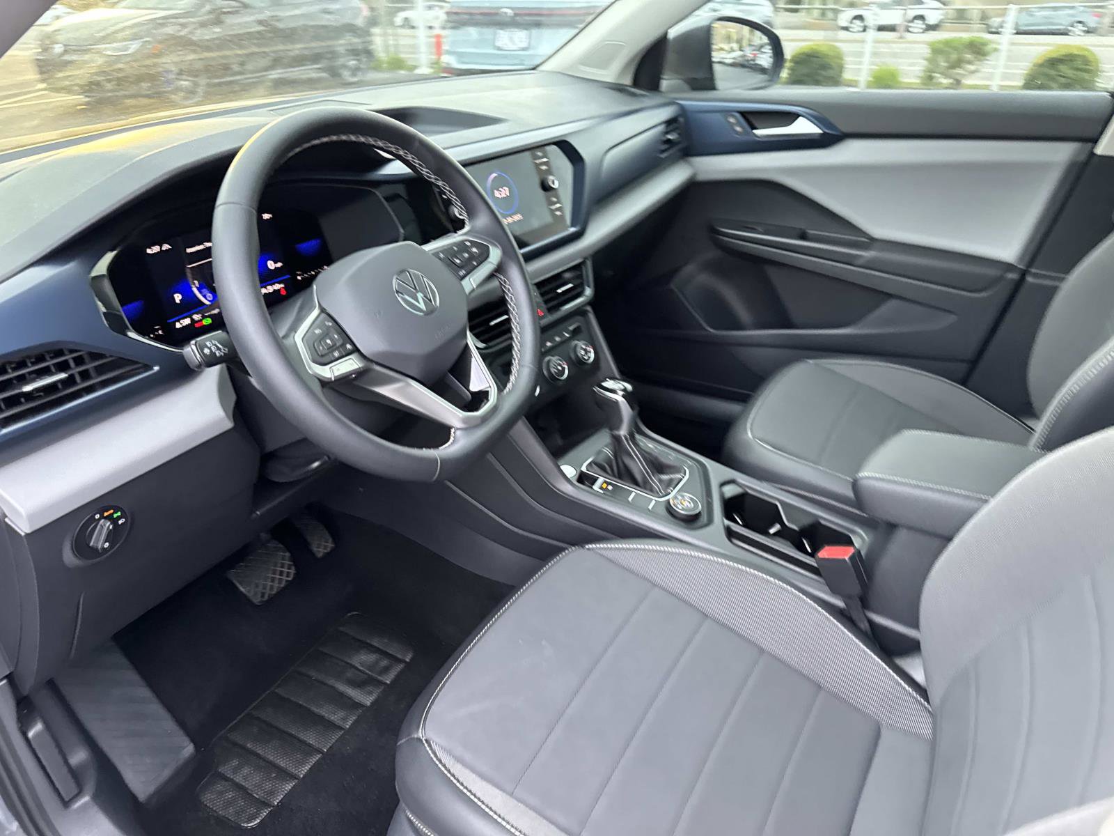 Certified 2022 Volkswagen Taos SE w/ Panoramic Sunroof Package image 11