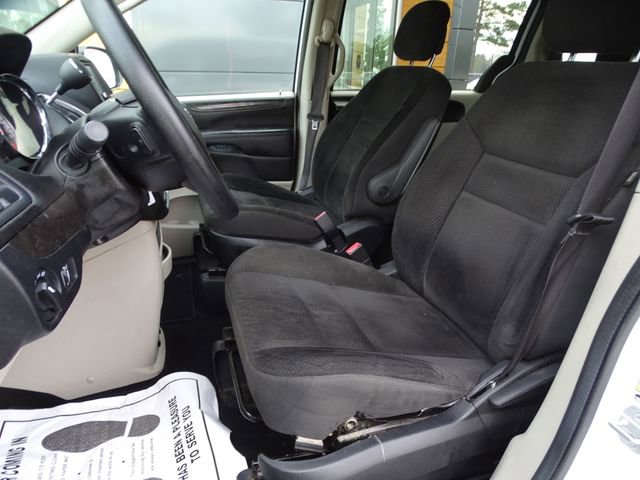 Used 2019 Dodge Grand Caravan SE w/ UConnect Hands-Free Group image 24