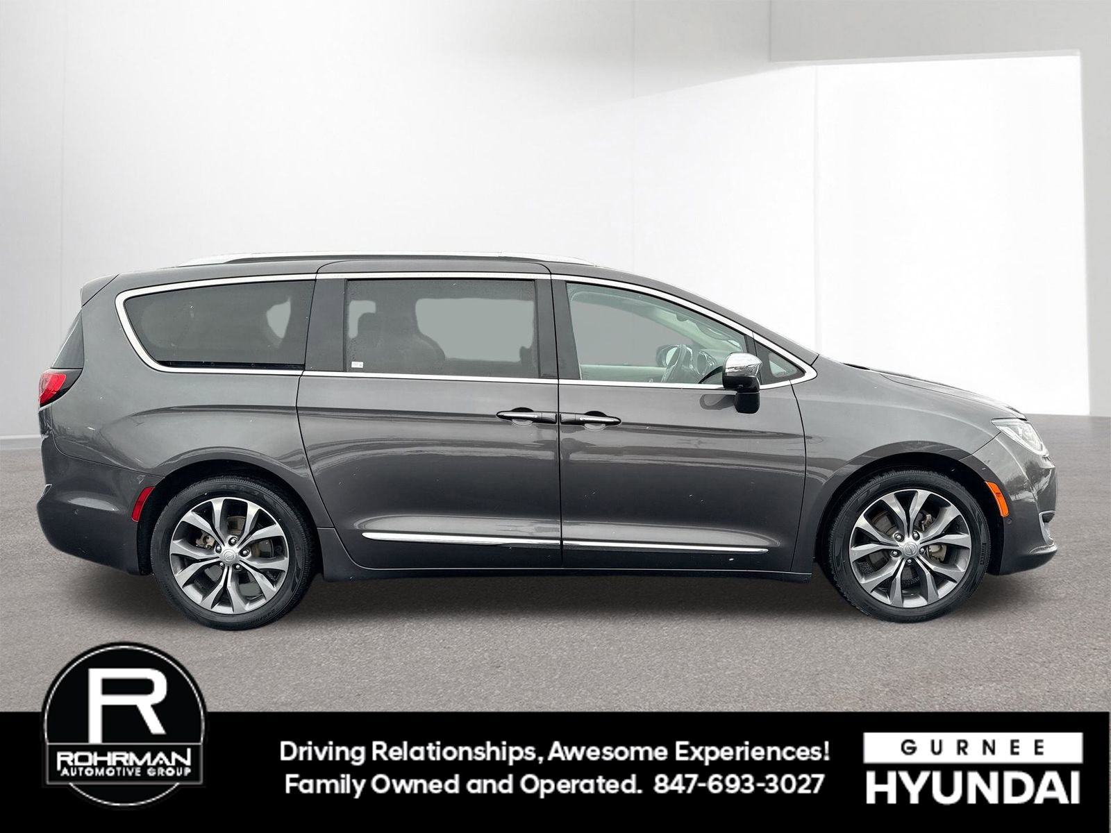 Used 2017 Chrysler Pacifica Limited image 11