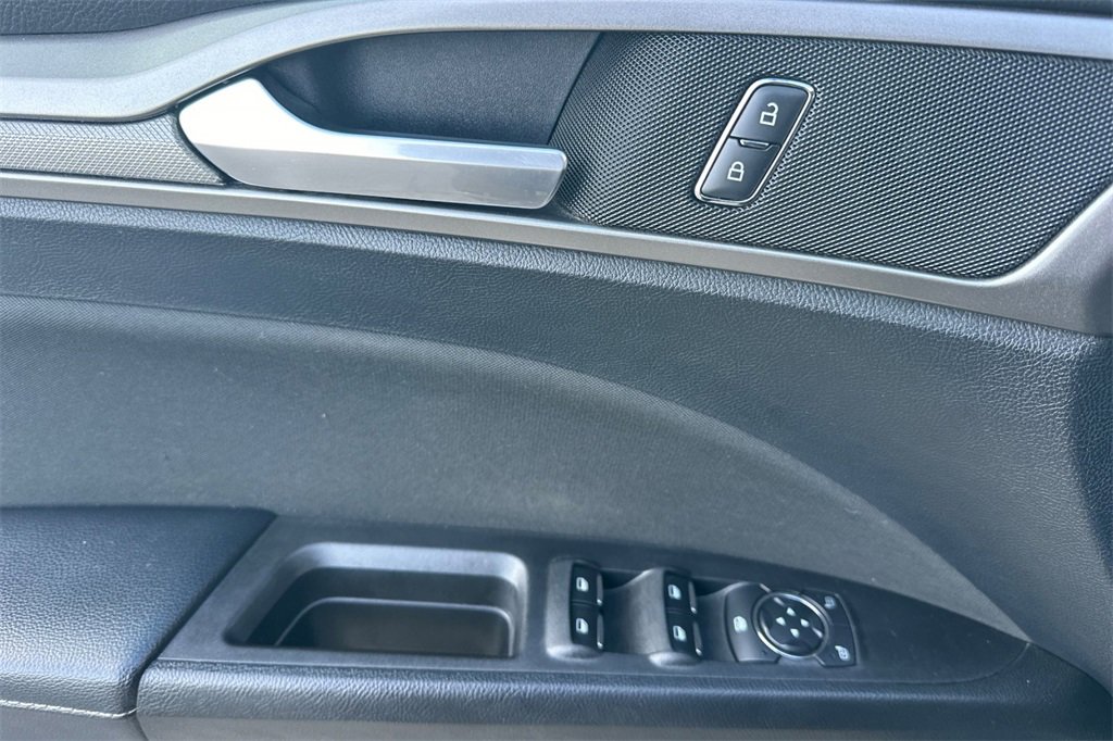 Used 2018 Ford Fusion SE image 11