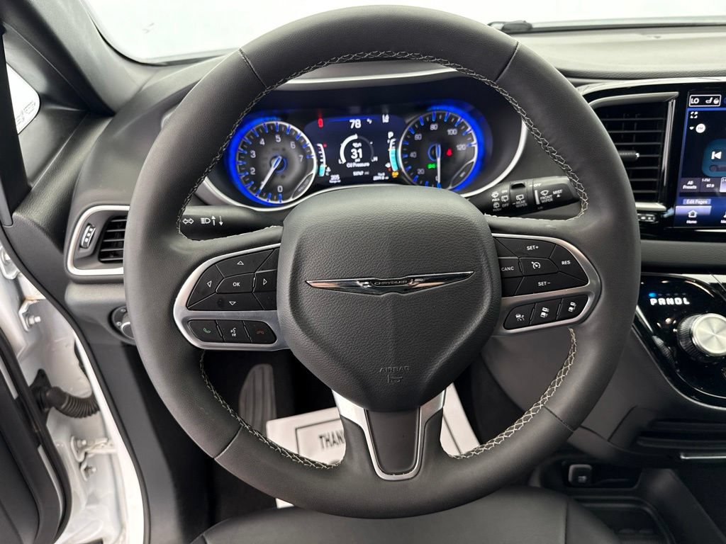 Used 2025 Chrysler Pacifica Select FWD image 26