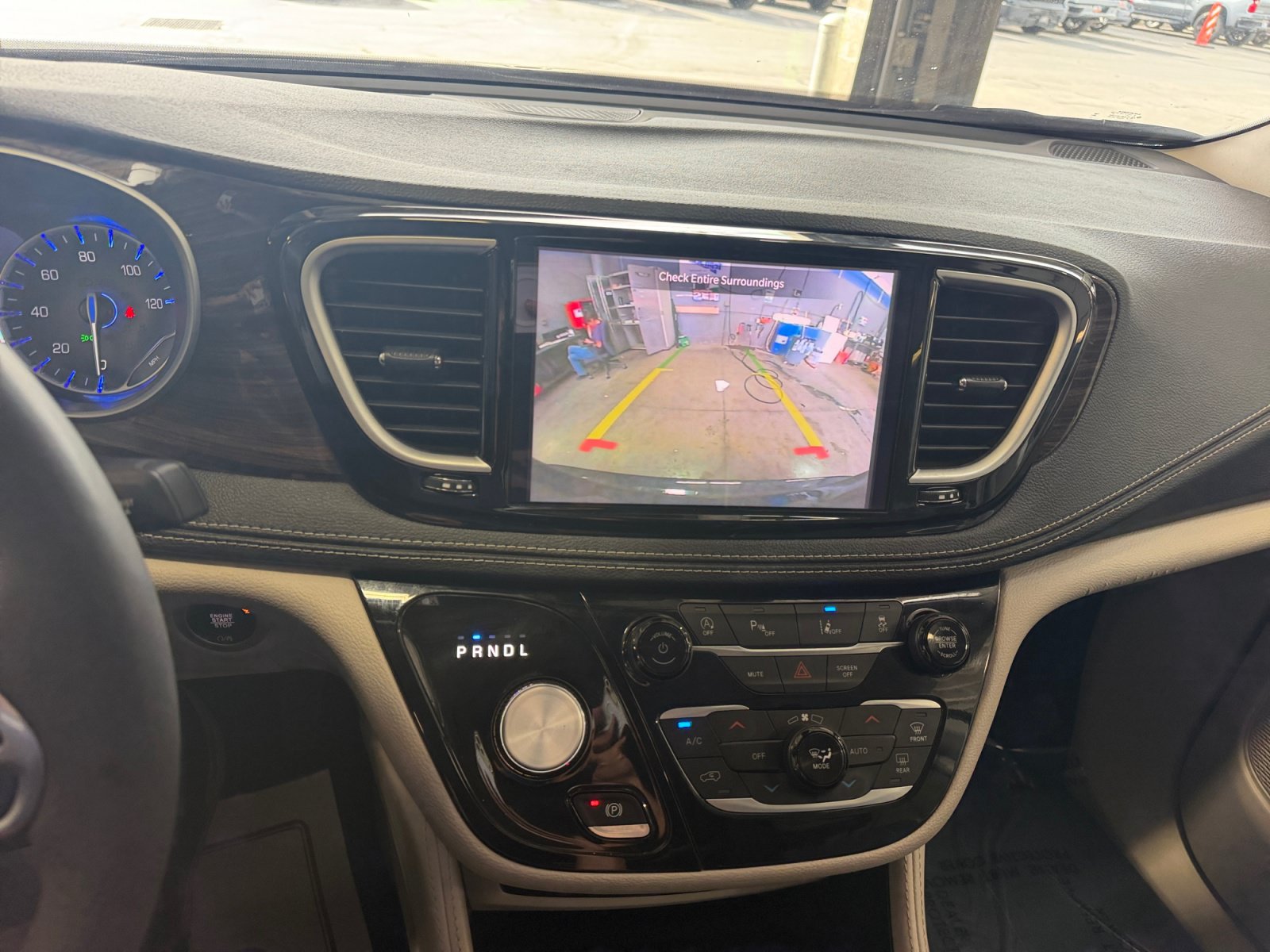 Used 2023 Chrysler Pacifica Limited FWD image 29