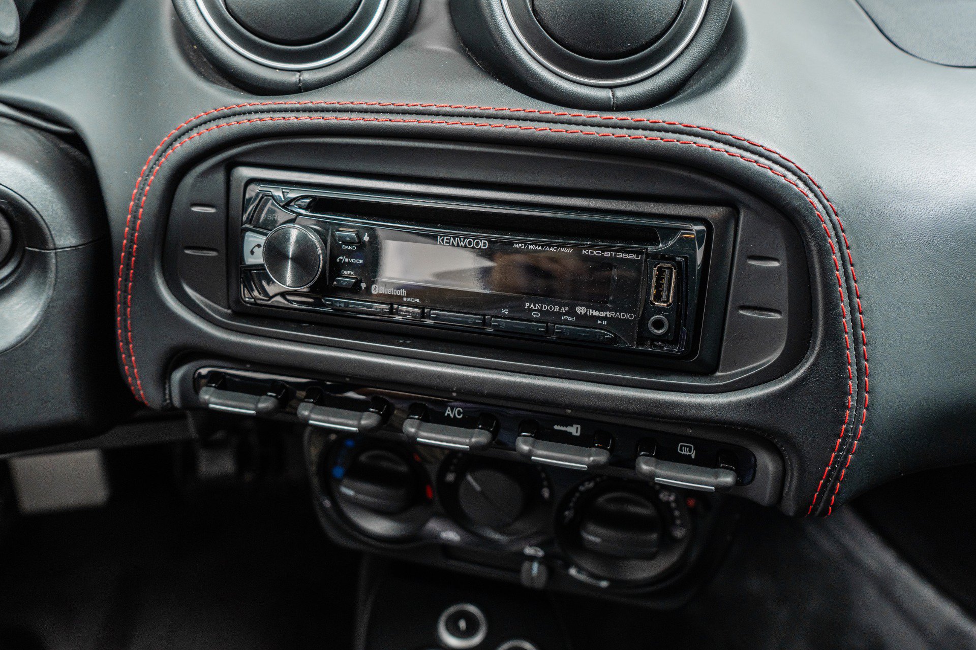 Used 2015 Alfa Romeo 4C Coupe w/ Leather Interior Group RWD image 27