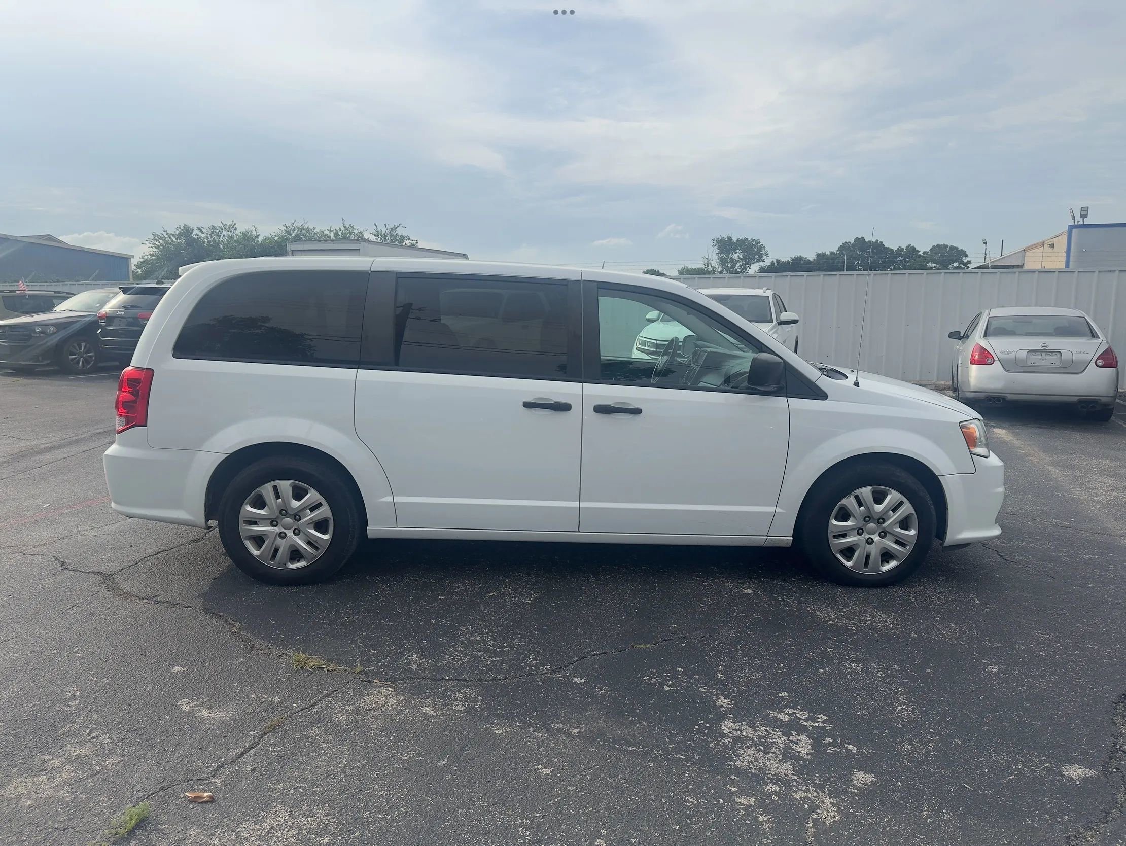 Used 2019 Dodge Grand Caravan SE w/ UConnect Hands-Free Group FWD image 5