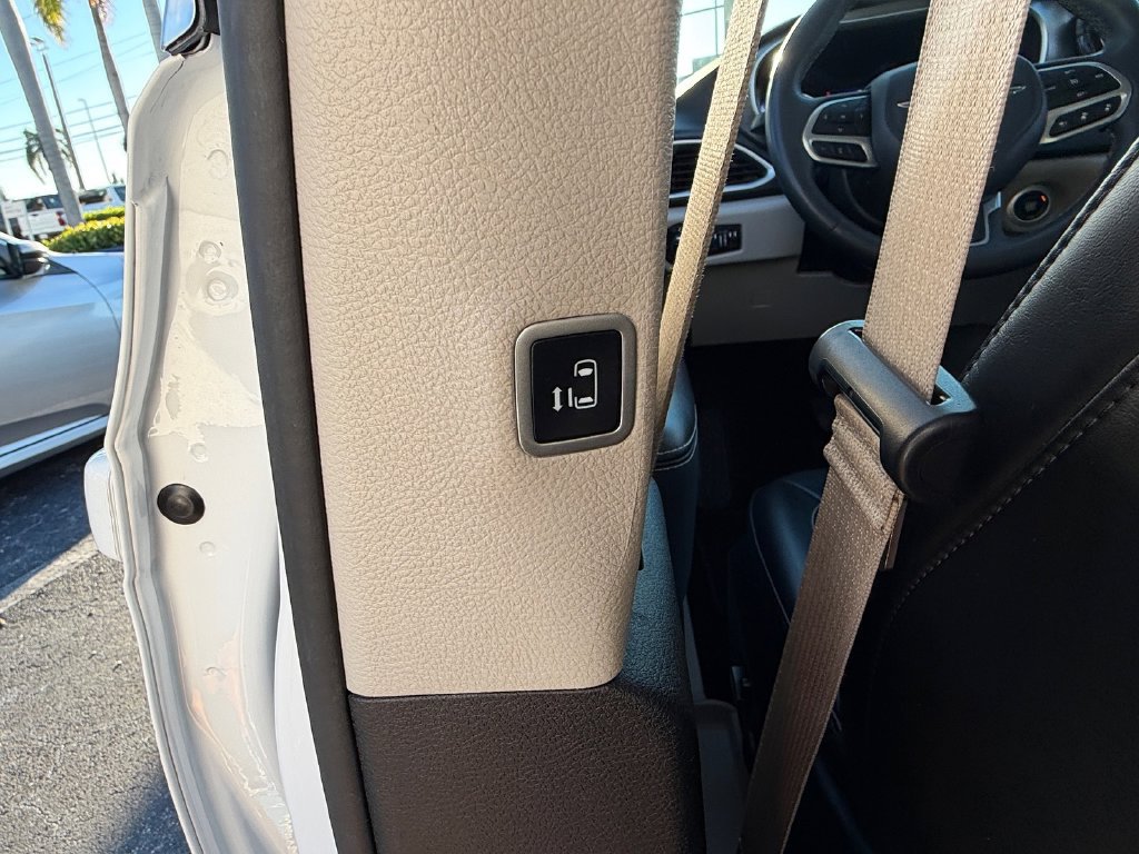 Used 2024 Chrysler Pacifica Touring-L FWD image 12