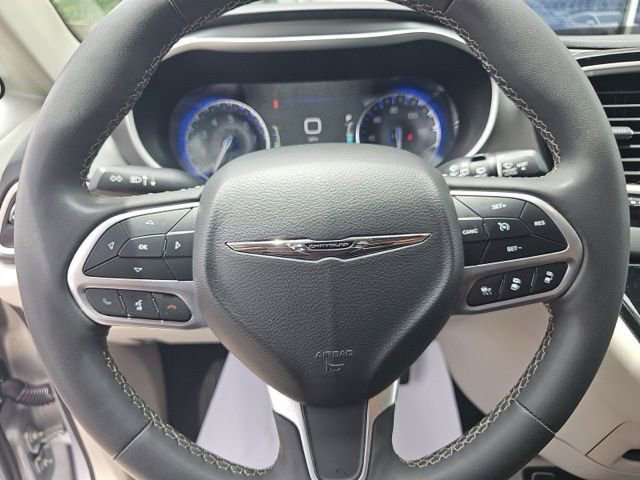 Used 2023 Chrysler Pacifica Touring-L FWD image 15