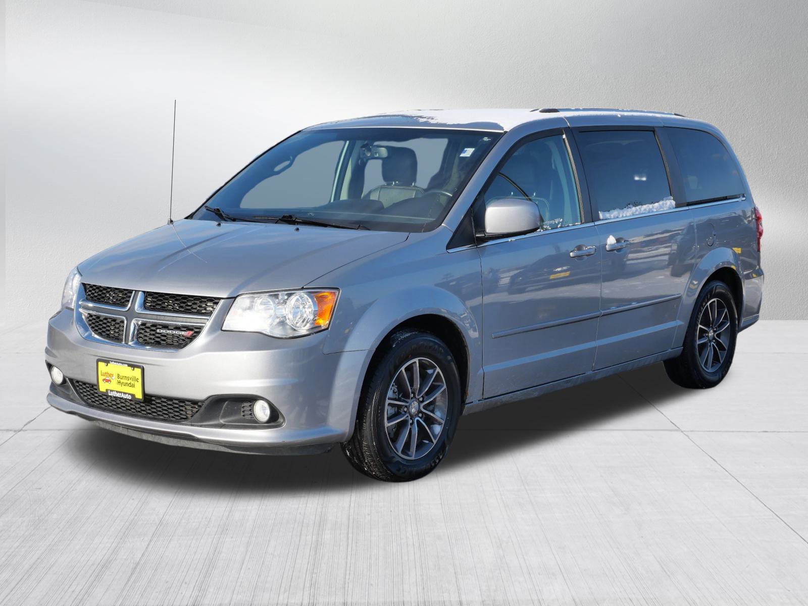 Used 2017 Dodge Grand Caravan SXT image 3