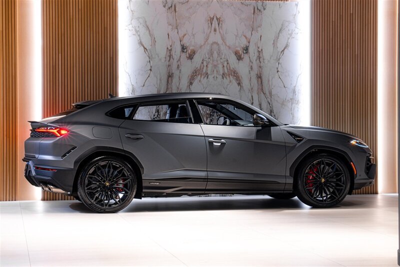 Used 2025 Lamborghini Urus SE AWD/4WD image 2