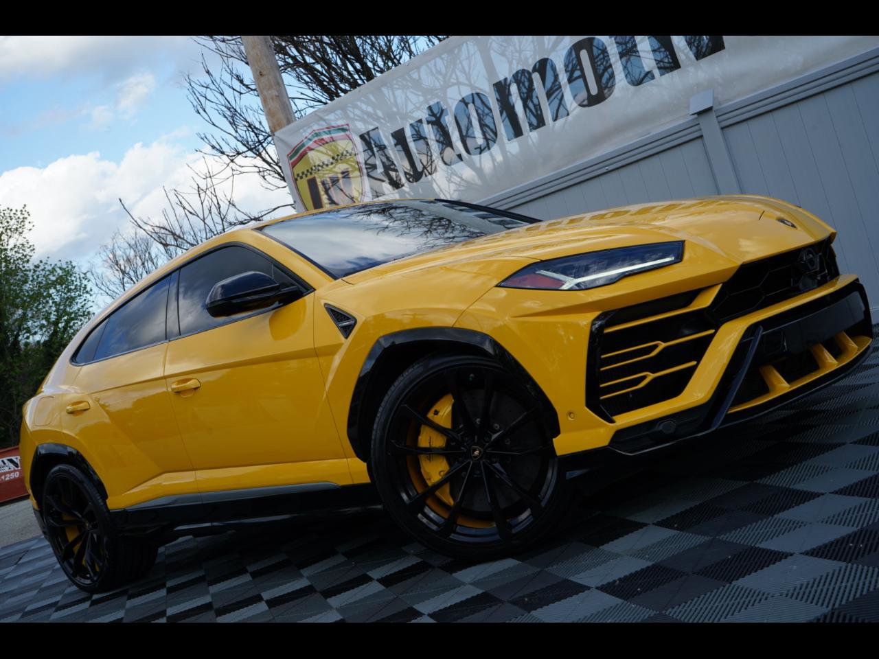 Used 2020 Lamborghini Urus AWD/4WD image 1