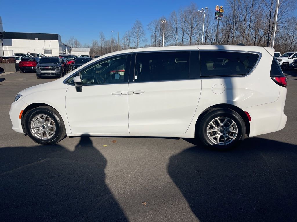 Used 2023 Chrysler Pacifica Touring-L image 2