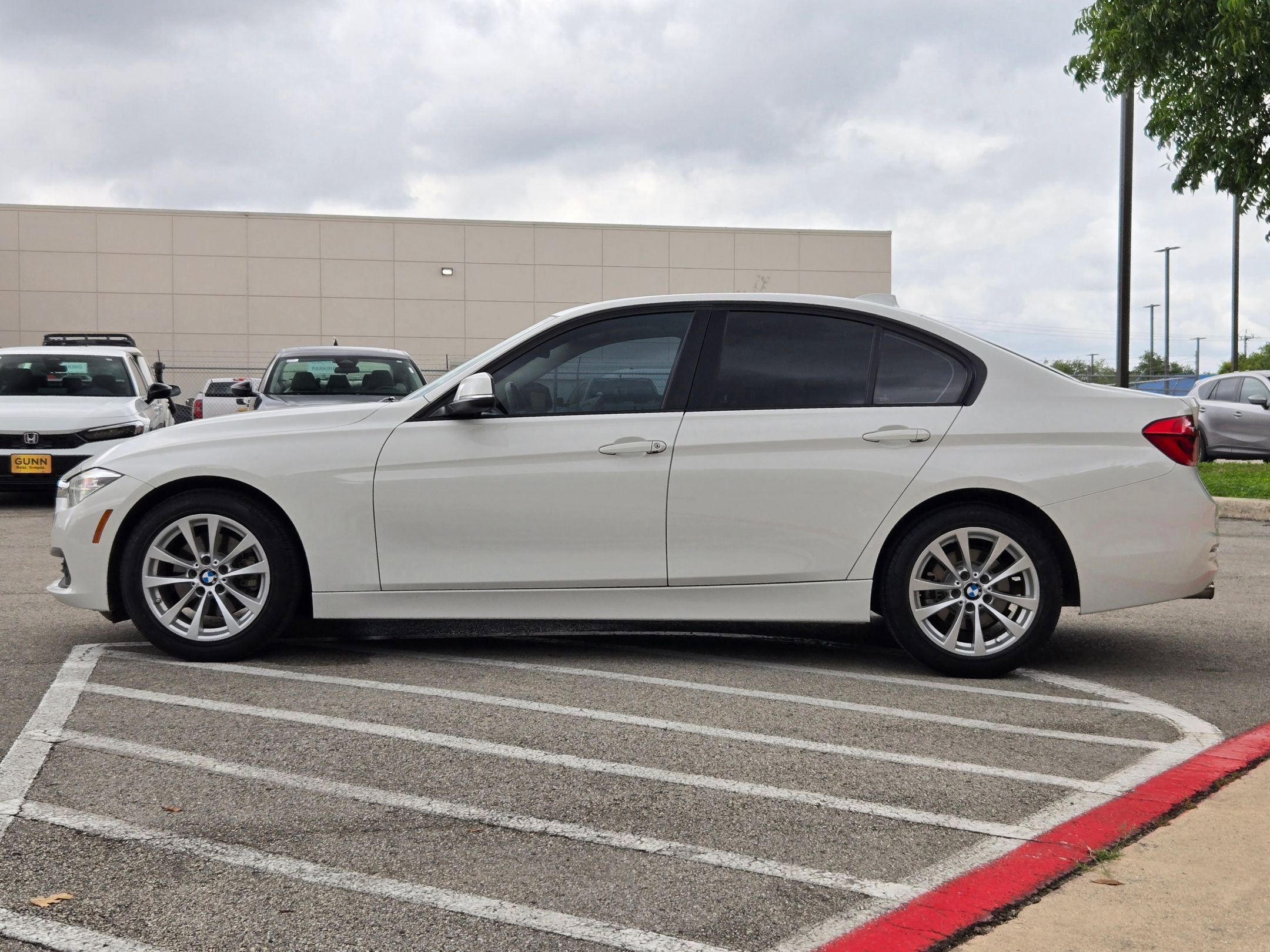 Used 2016 BMW 320i Sedan RWD image 6