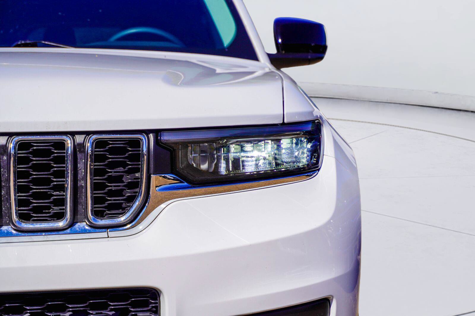 Used 2024 Jeep Grand Cherokee L Laredo RWD image 4