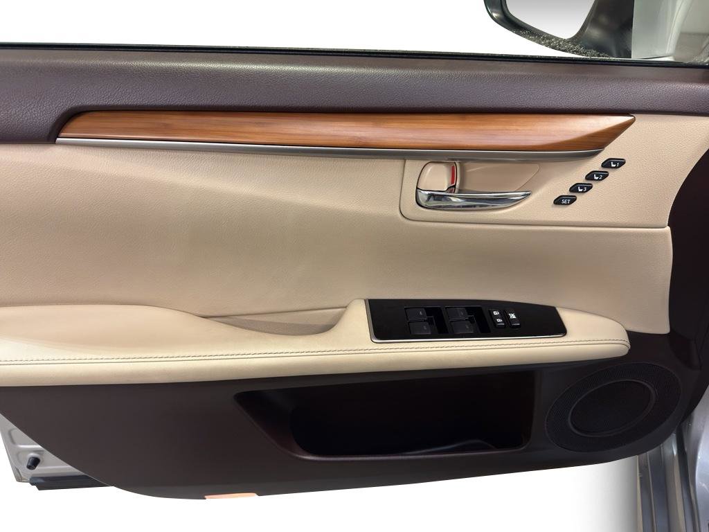 Used 2016 Lexus ES 300h image 13