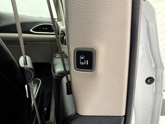 Used 2023 Chrysler Pacifica Limited FWD image 31