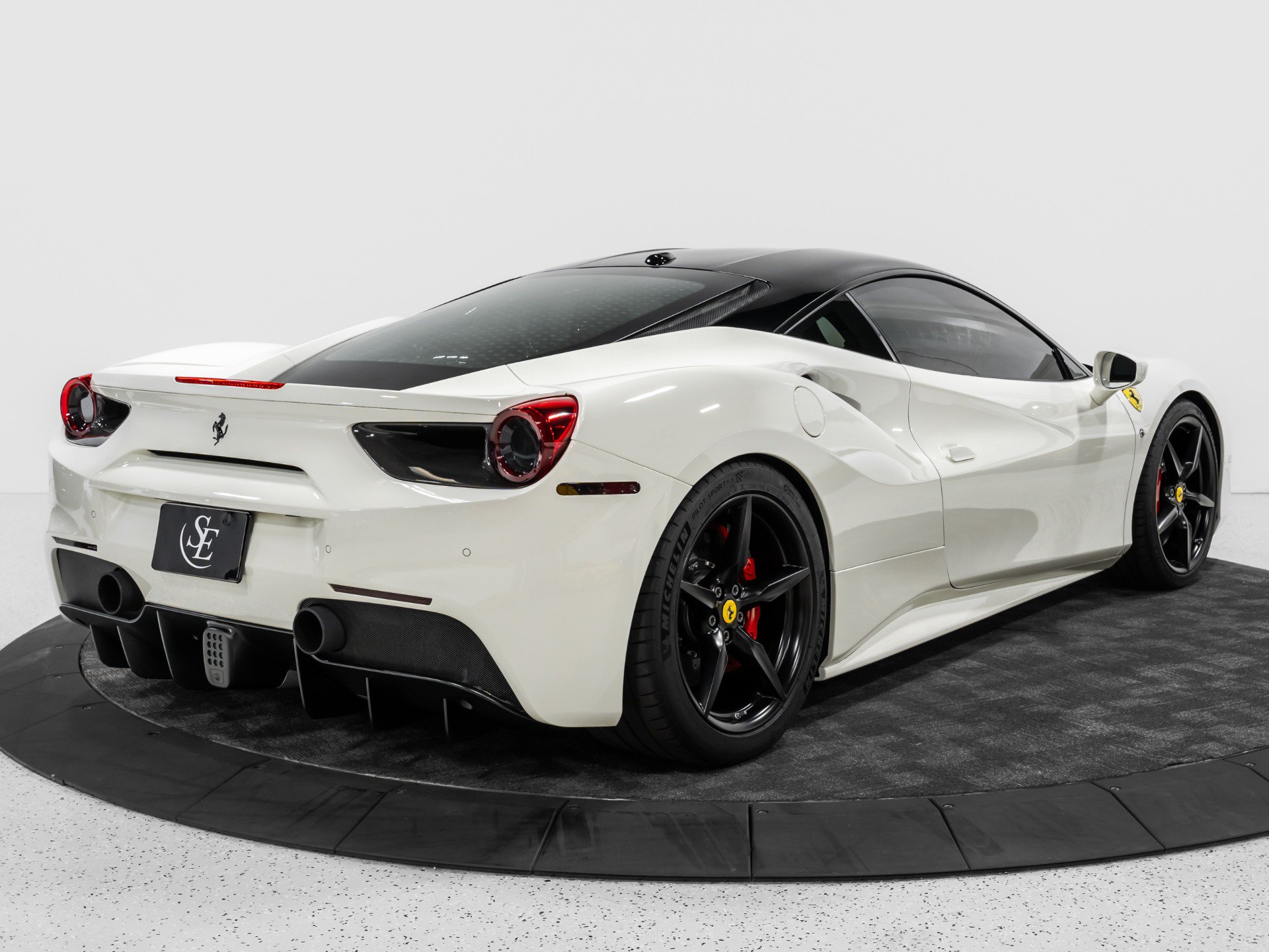 Used 2016 Ferrari 488 GTB RWD image 9