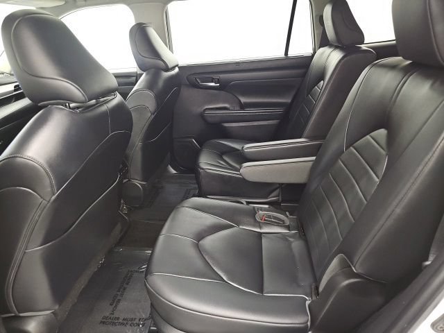 Used 2023 Toyota Highlander XLE AWD/4WD image 30
