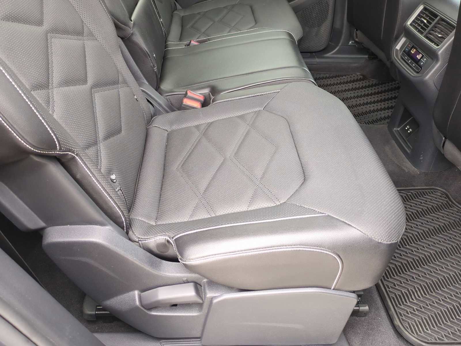 Used 2024 Volkswagen Atlas SE w/ Black Wheel Package FWD image 26