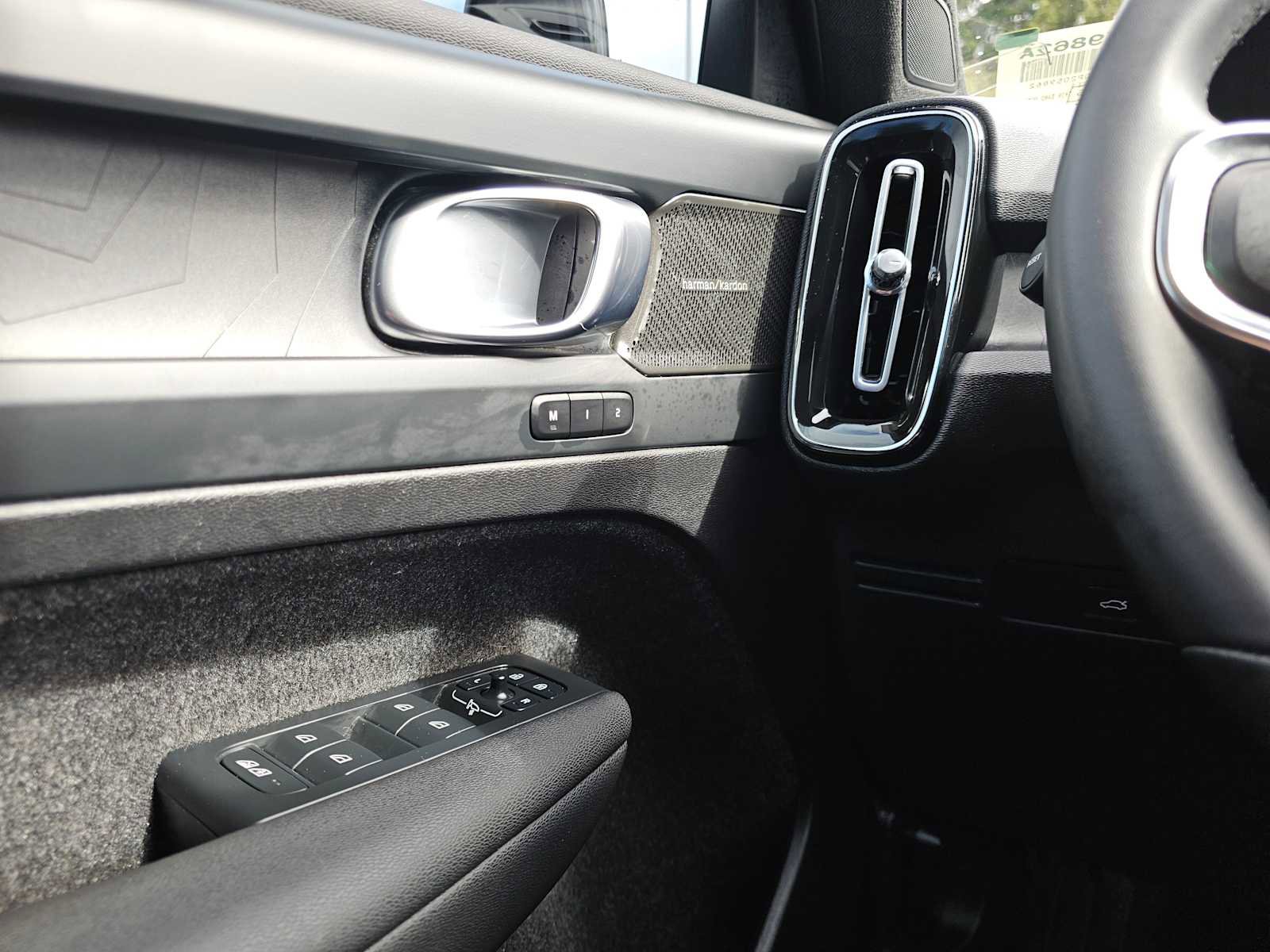 Used 2023 Volvo XC40 Recharge Ultimate image 31