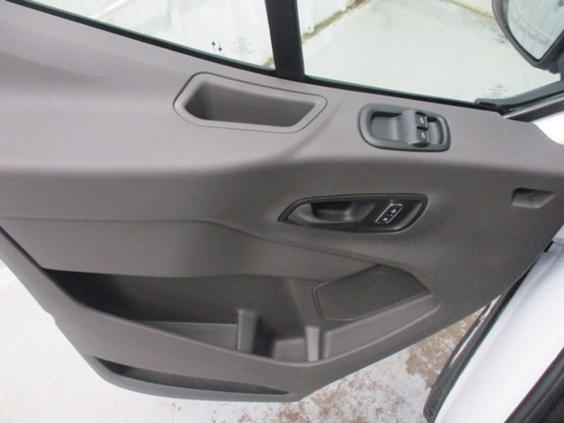 Used 2023 Ford E-Transit Medium Roof image 16