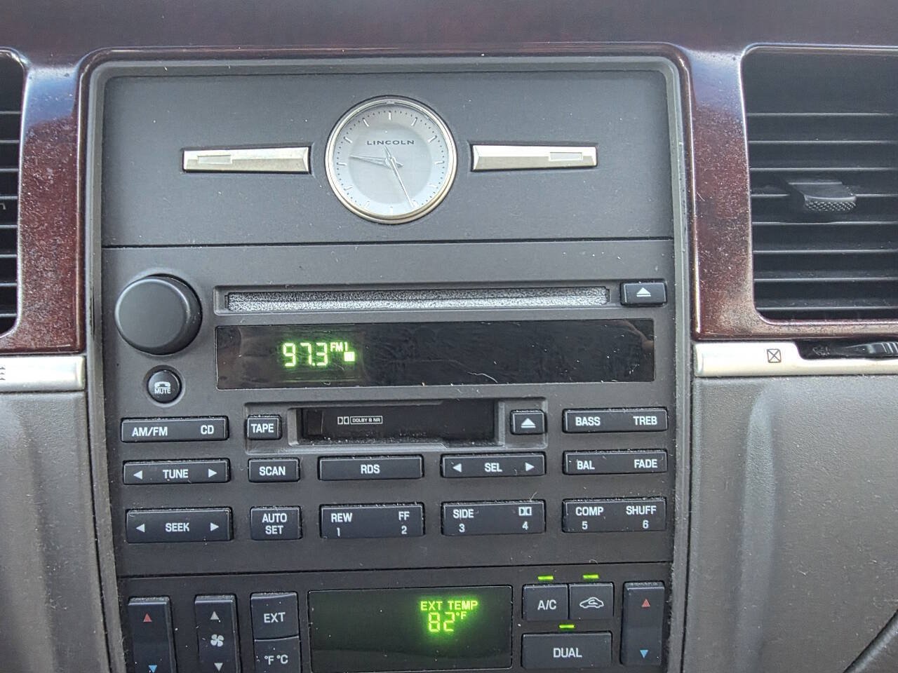 Used 2003 Lincoln Town Car Executive RWD image 10