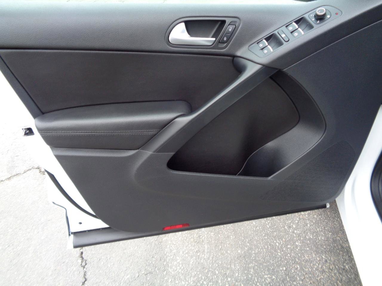 Used 2017 Volkswagen Tiguan Sport image 22