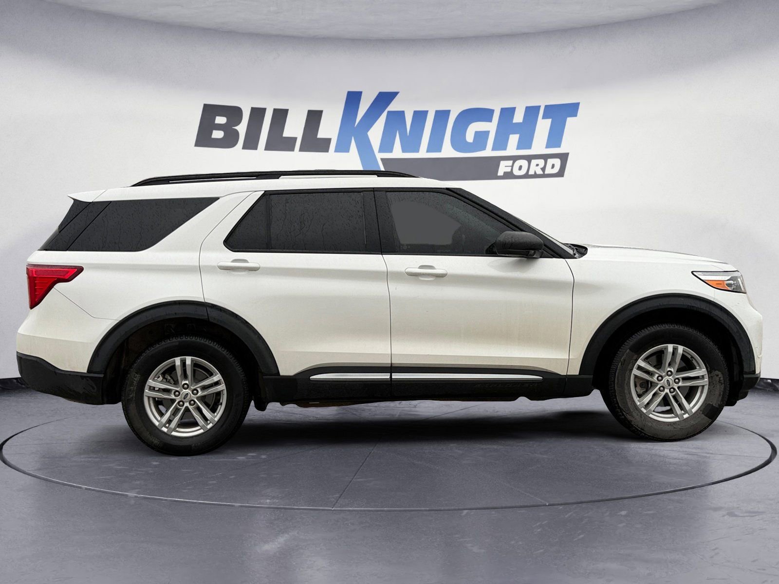 Used 2022 Ford Explorer XLT w/ Equipment Group 202A image 6