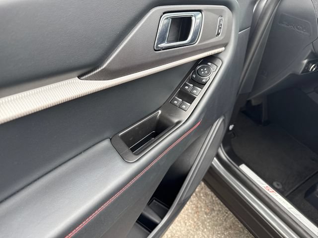 Used 2025 Ford Explorer ST-Line w/ ST-Line Street Pack AWD/4WD image 11