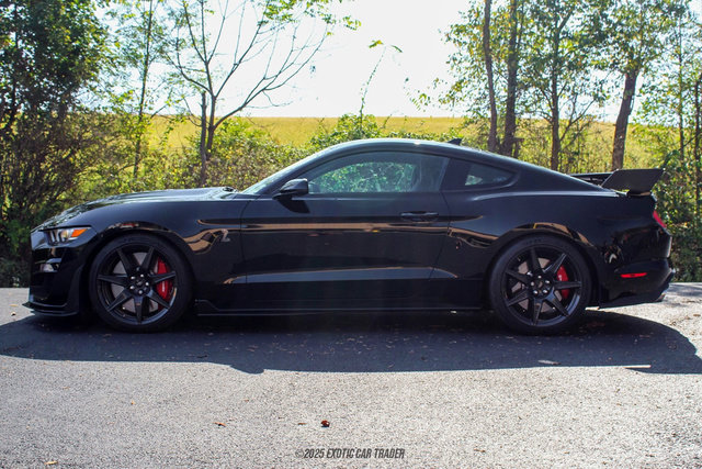 Used 2022 Ford Mustang Shelby GT500 w/ Carbon Fiber Track Pack image 3