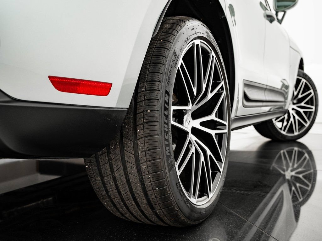 Certified 2025 Porsche Macan AWD/4WD image 50