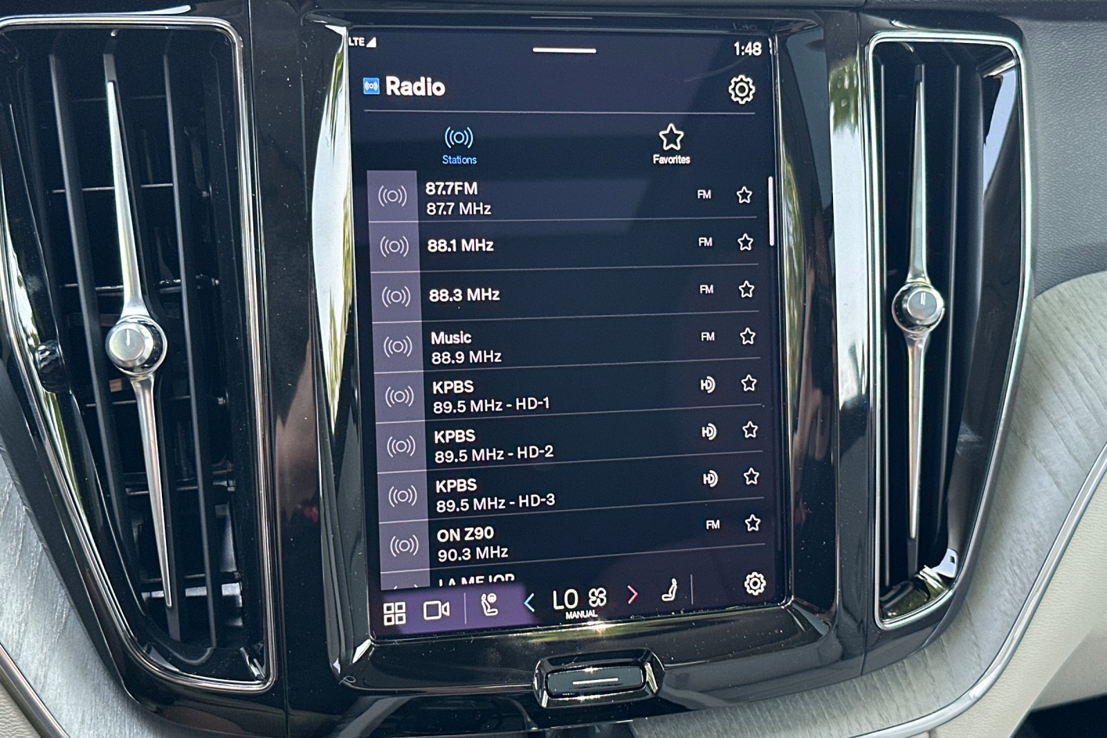 New 2025 Volvo XC60 B5 Plus w/ Climate Package image 15