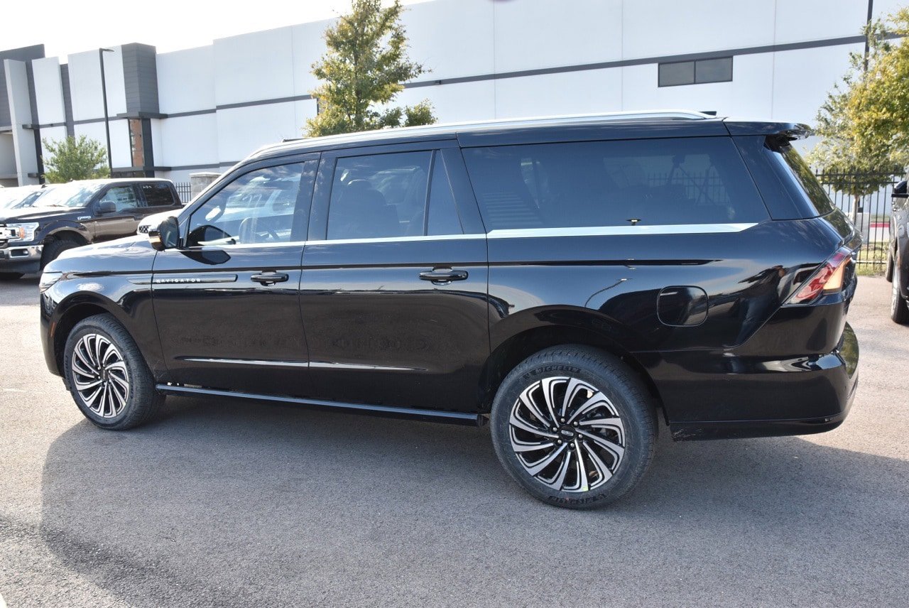New 2025 Lincoln Navigator L Black Label image 17