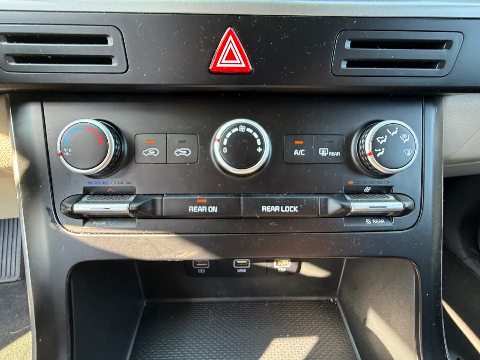 Used 2023 Kia Carnival LX FWD image 16