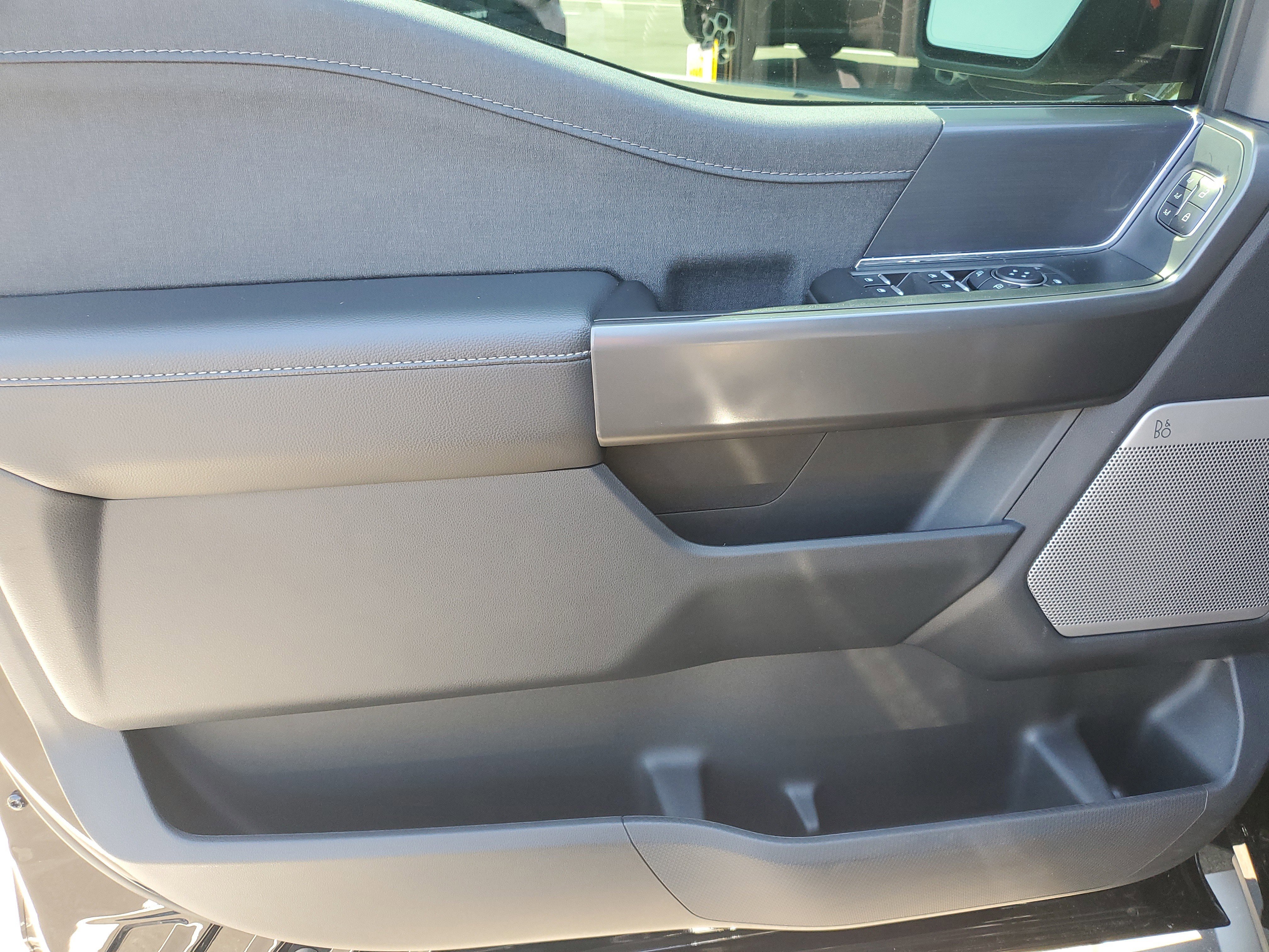 Used 2025 Ford F150 Lariat w/ Equipment Group 501A Mid image 8