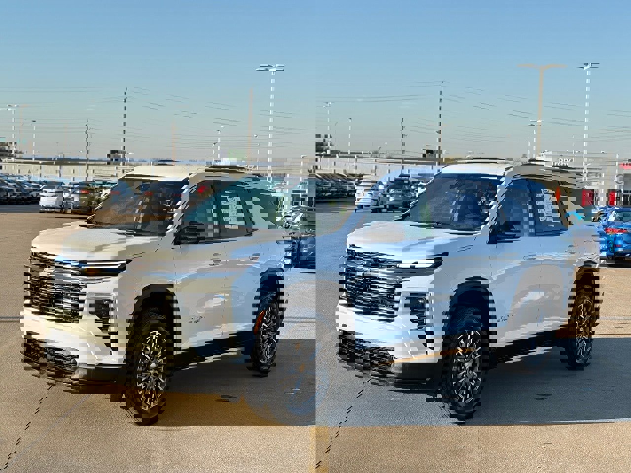 Used 2025 Chevrolet Traverse LT image 3