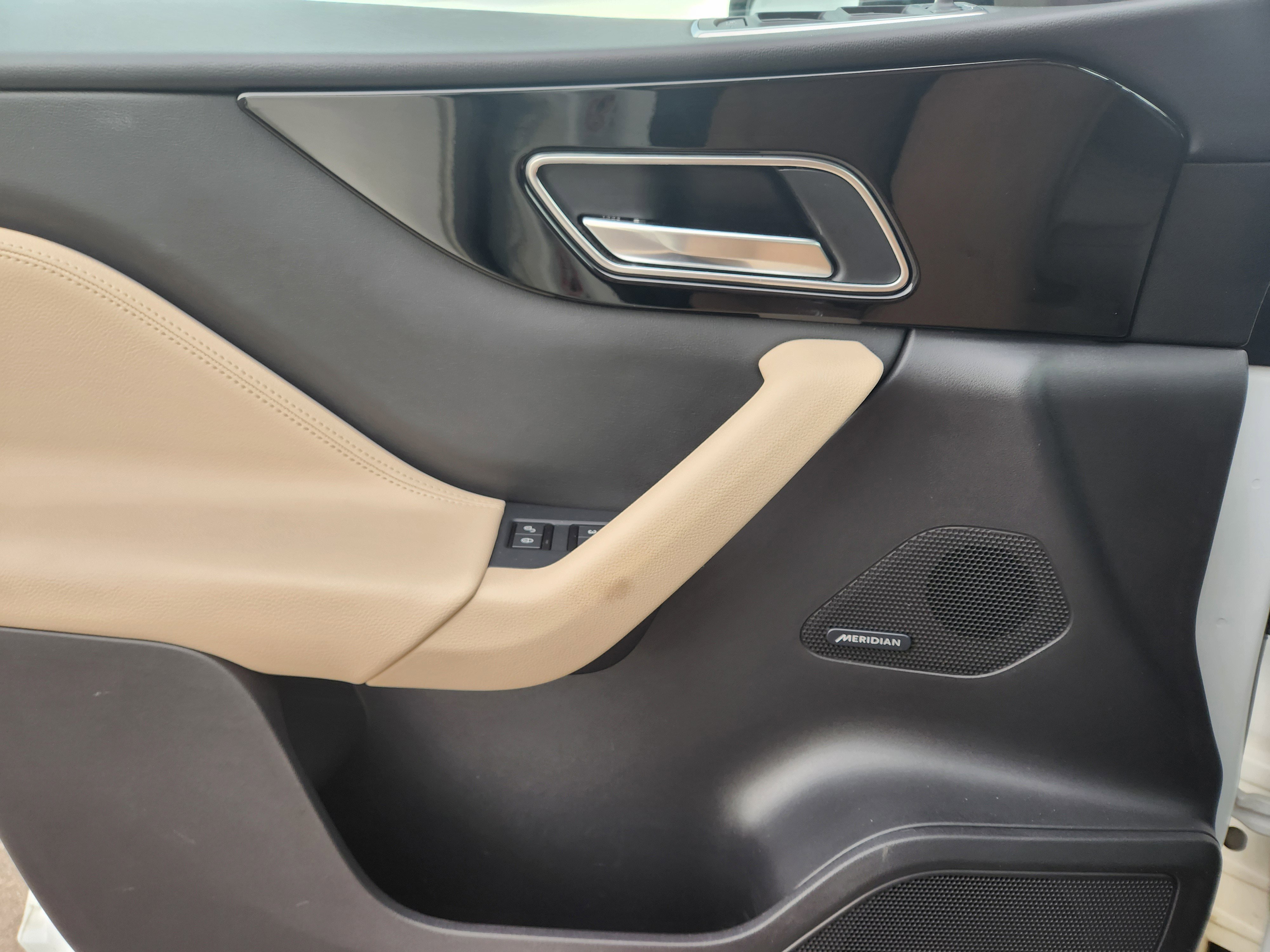 Used 2018 Jaguar F-PACE Premium image 12