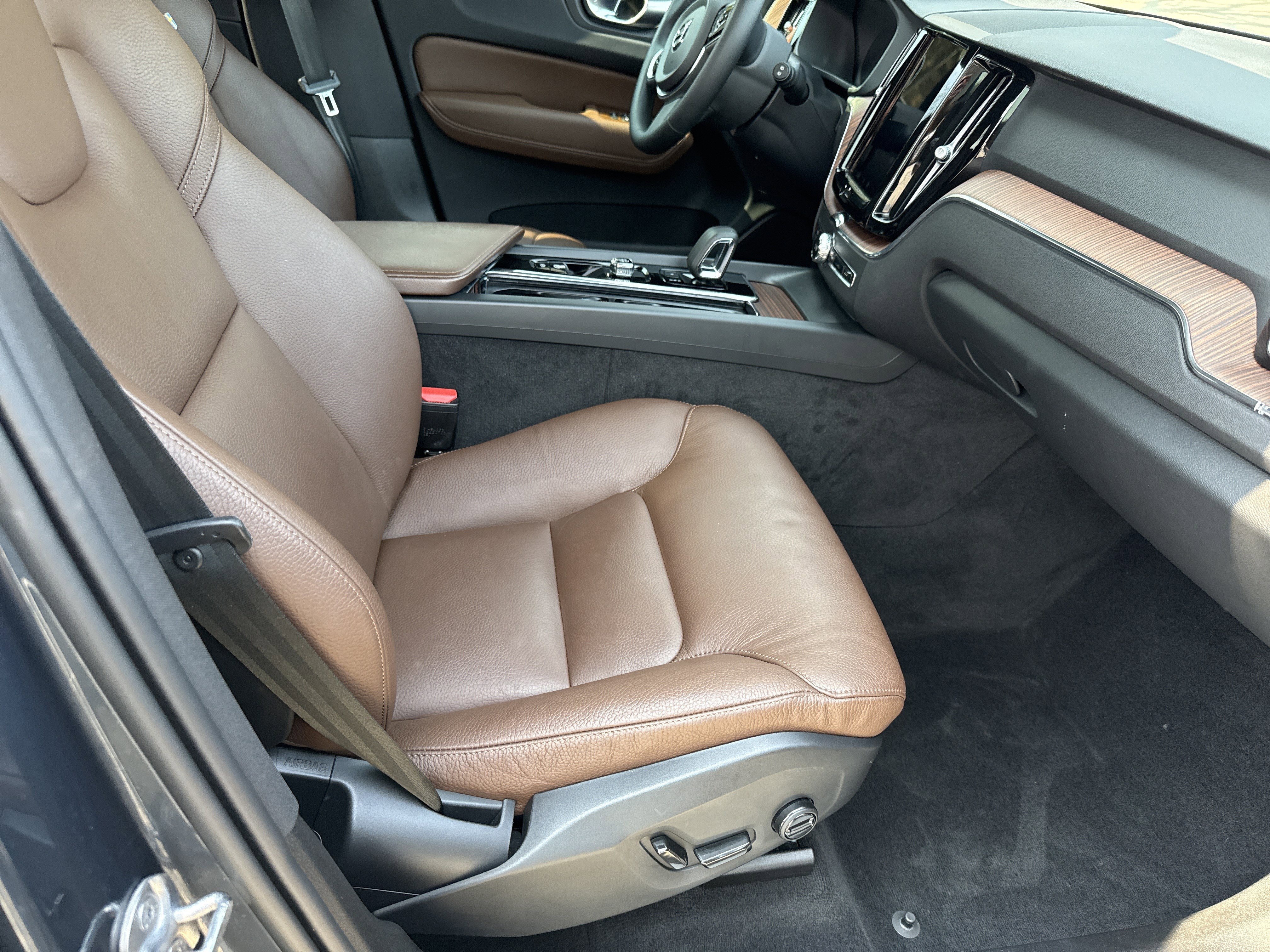 Used 2024 Volvo XC60 B5 Plus AWD/4WD image 13