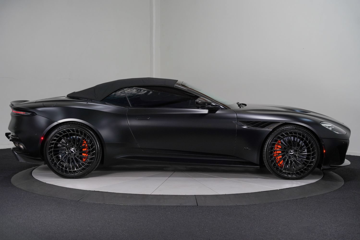 Used 2022 Aston Martin DBS Superleggera Volante RWD image 8