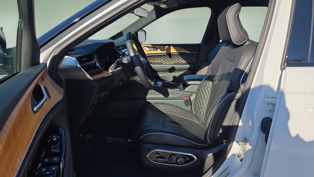 Used 2023 Jeep Grand Cherokee Summit image 10