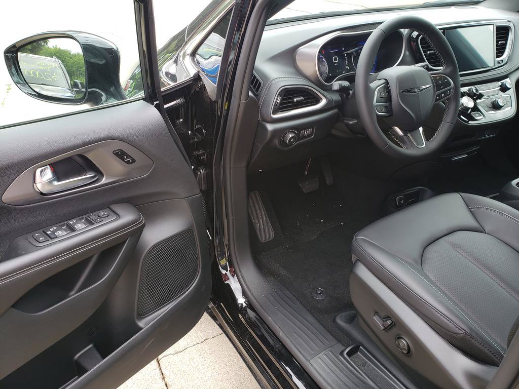 New 2026 Chrysler Pacifica Select AWD/4WD image 12