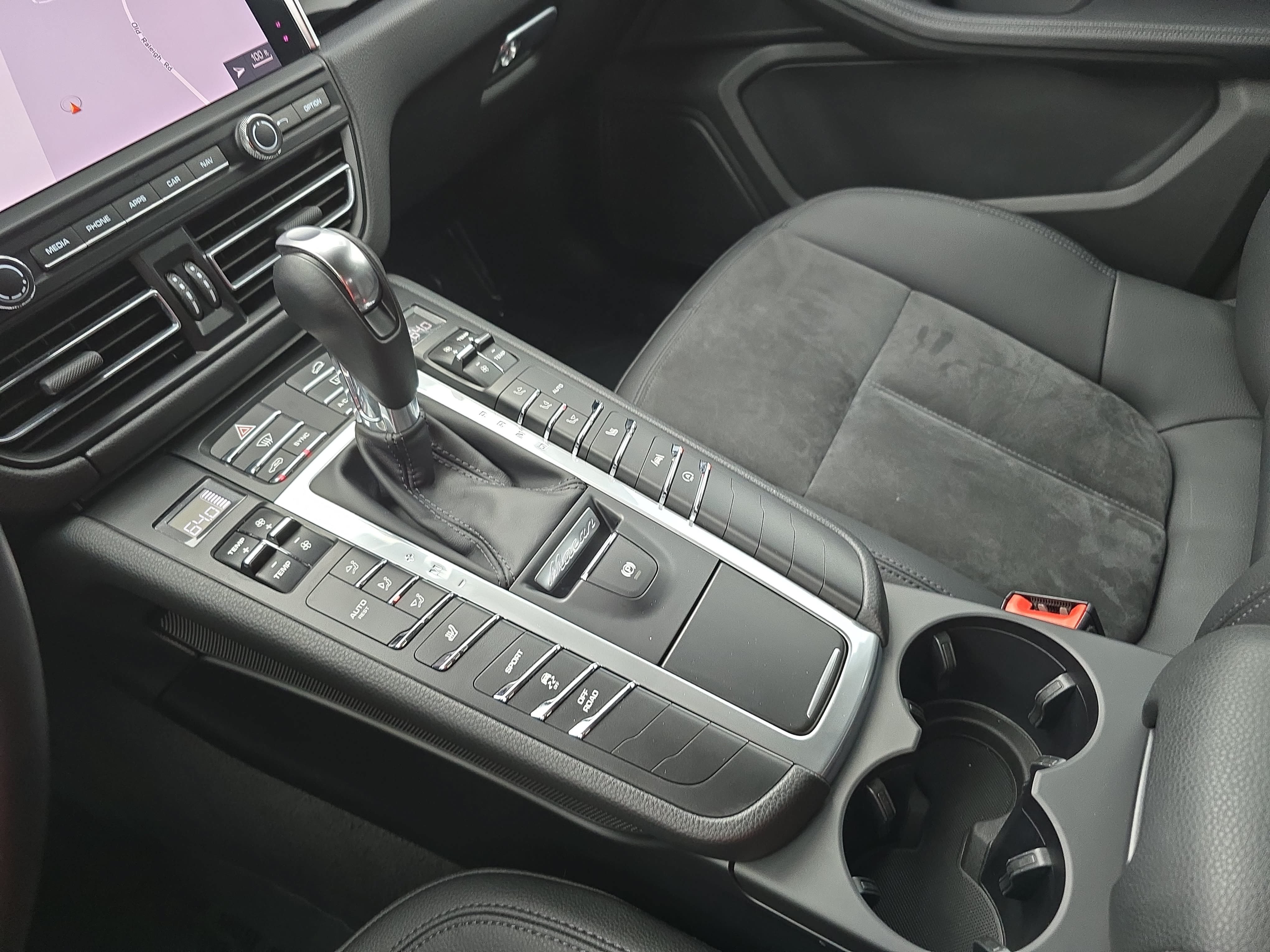 Used 2020 Porsche Macan AWD/4WD image 25
