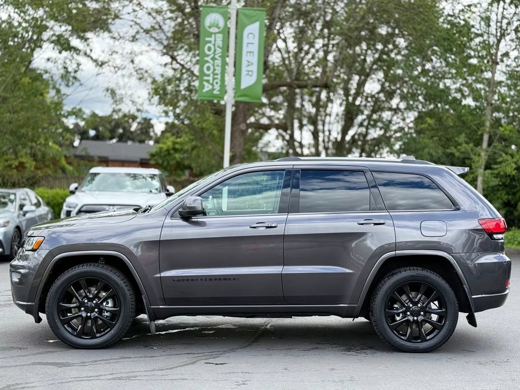 Used 2021 Jeep Grand Cherokee Laredo AWD/4WD image 2