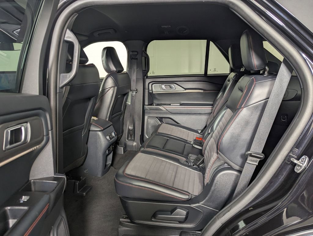 Used 2025 Ford Explorer ST-Line w/ ST-Line Street Pack image 27