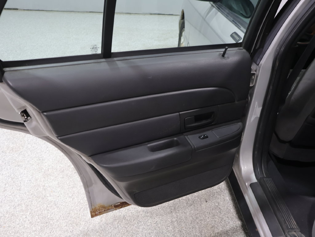 Used 2004 Ford Crown Victoria LX RWD image 23